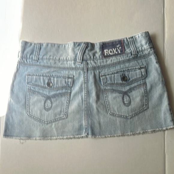 Roxy Denim Mini Skirt - Size 9 - Light Wash Frayed Hem - Picture 2 of 16